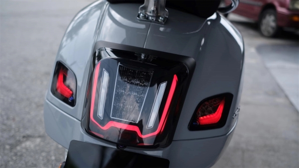LED-Rücklicht - ZELIONI - Vespa GTS/HPE 125-​300 ccm (Bj. 2019-2022) - schwarz-matt/getönt